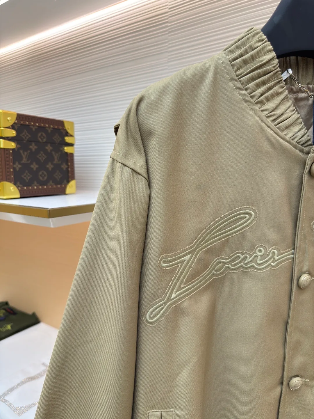 LOUIS VUITTON Feidong embroidered silhouette jacket ●Authentic product: purchased and developed for 25400 ●Item number: 1680655-B50 ●Fabric: cotton fabric ●Technology: embroidery printing ●Version: fitted version ●Weight: about 780 grams ●Size: 46-48-50-52 ●Description: Pattern-making and development from the source of our own factory. We insist on not making goods without the original version. Classic ma1 flying version. Don’t pick your figure. Everything is easy to control. The fabric is made of custom dyed cotton YB twill fabric, which is not available in the market. The front panel is printed with eight-claw machine screen embroidery. The positioning logo letters are cut out, and the shoulder seams and back collar hem are offset and cut. All are hand-cut in one piece. The matching glossy hand-stitched buttons with the letter logo are customized and the same color heel with hardware stud buttons. The overall wiring is straight and delicate, the fabric is comfortable and soft, and the color is consistent without color difference. It can be matched with the same style to create a fashionable look and control various occasions. Customized accessories, complete with three standards, same style for men and women!